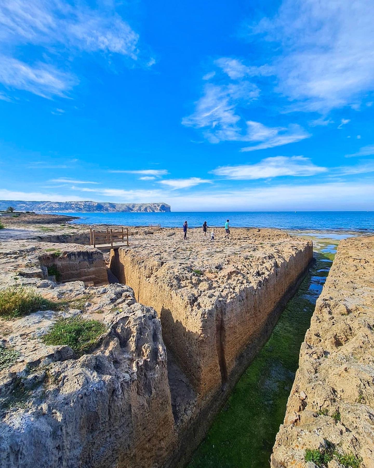 Costa rocosa y piscinas naturales frente al mar en Jávea