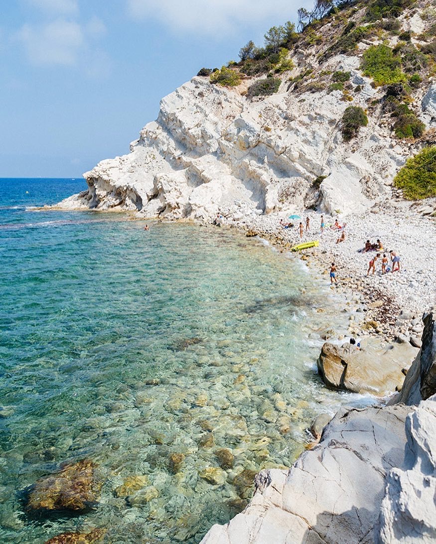 Cala de guijarros blancos y agua transparente en Jávea