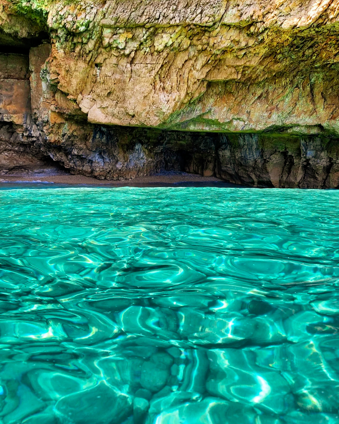 Cueva marina de agua turquesa en la costa de Jávea