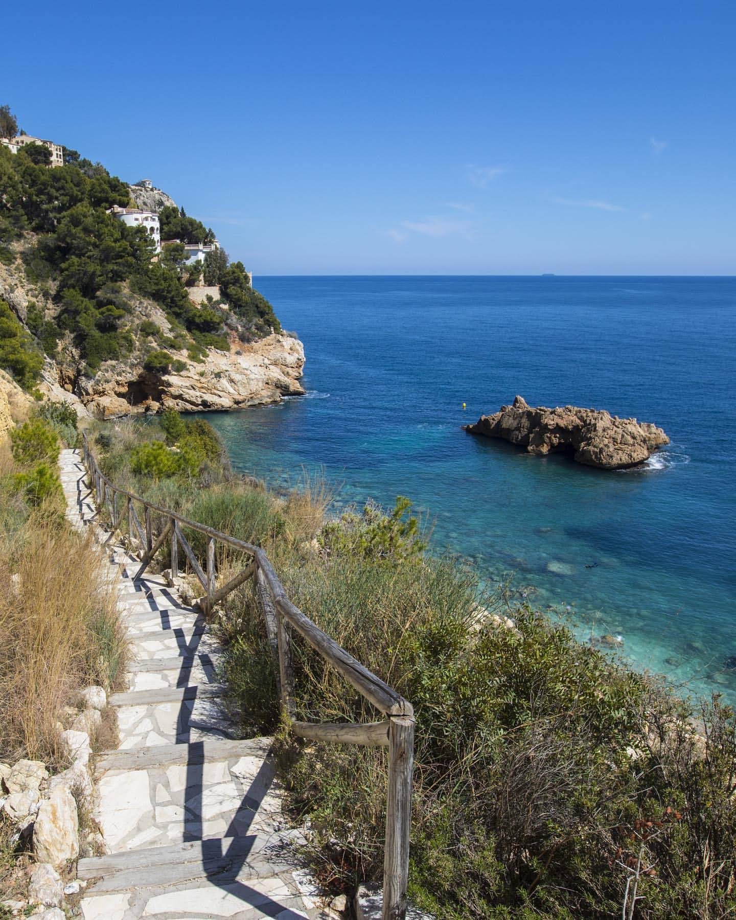 Sendero costero sobre una cala de Jávea