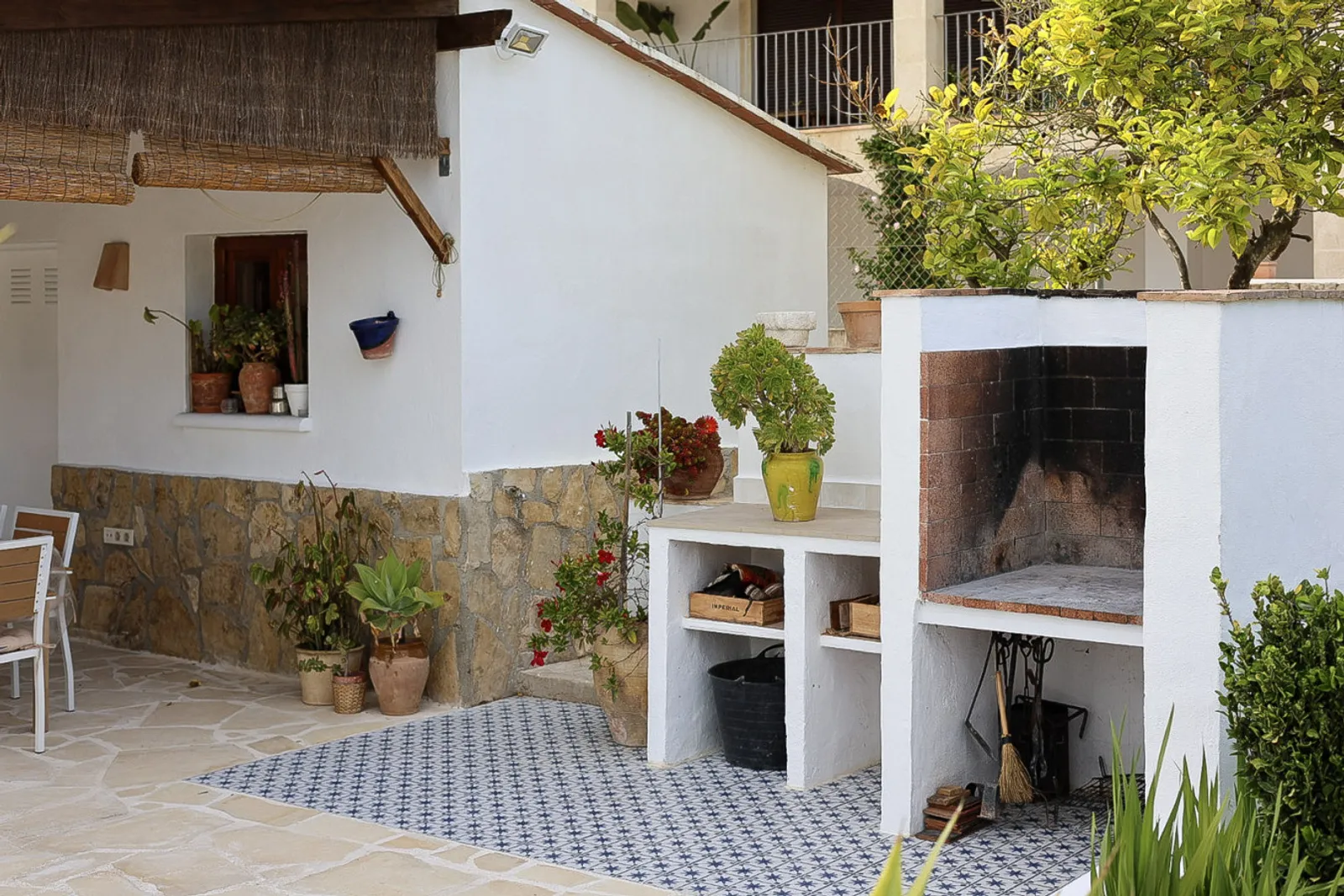 Rincón de barbacoa en el patio de Casa Calma, Jávea