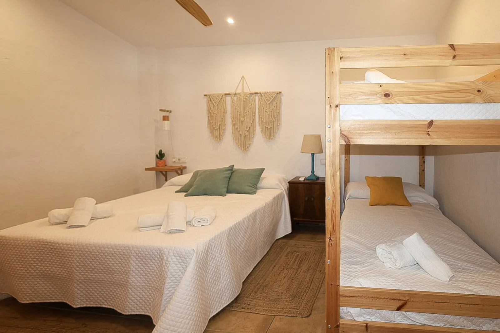 Dormitorio familiar con litera de madera en Casa Calma