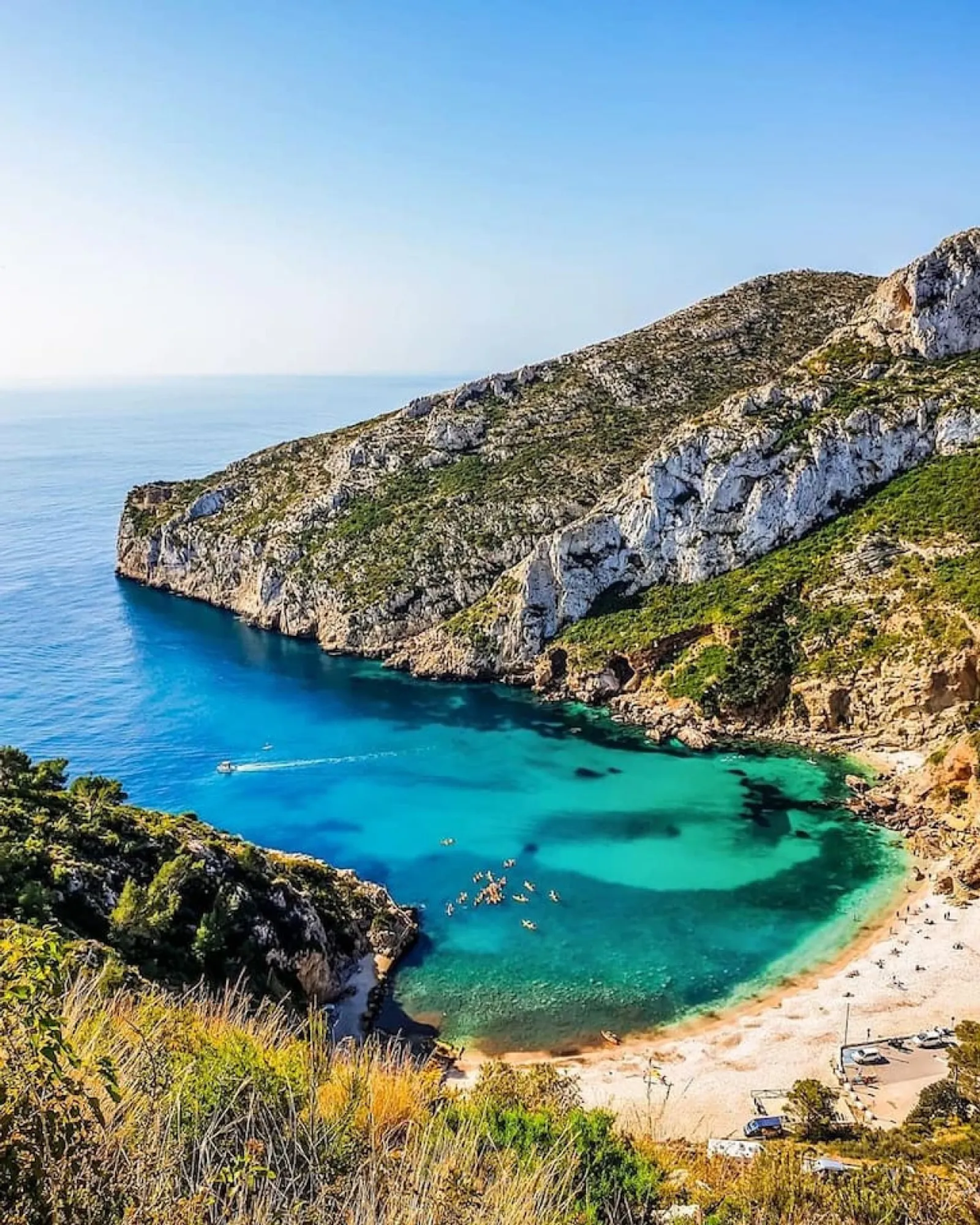 Cala entre acantilados en Jávea, a pocos minutos de Villa La Renda