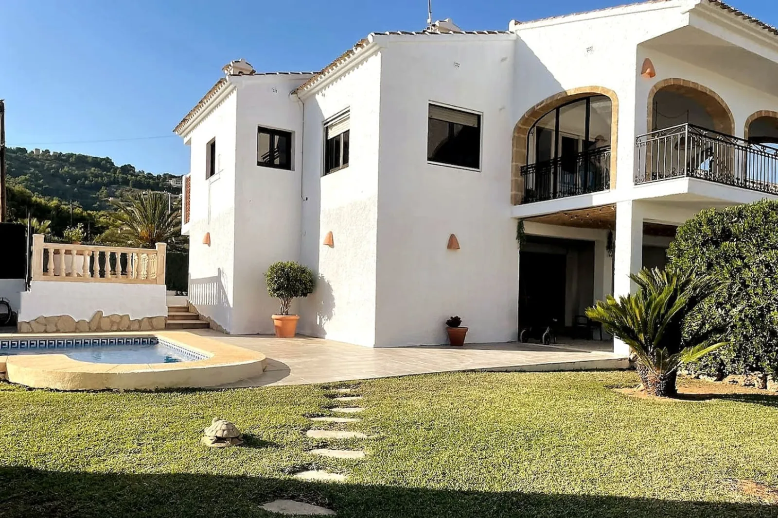 Zona exterior con piscina de Villa La Renda