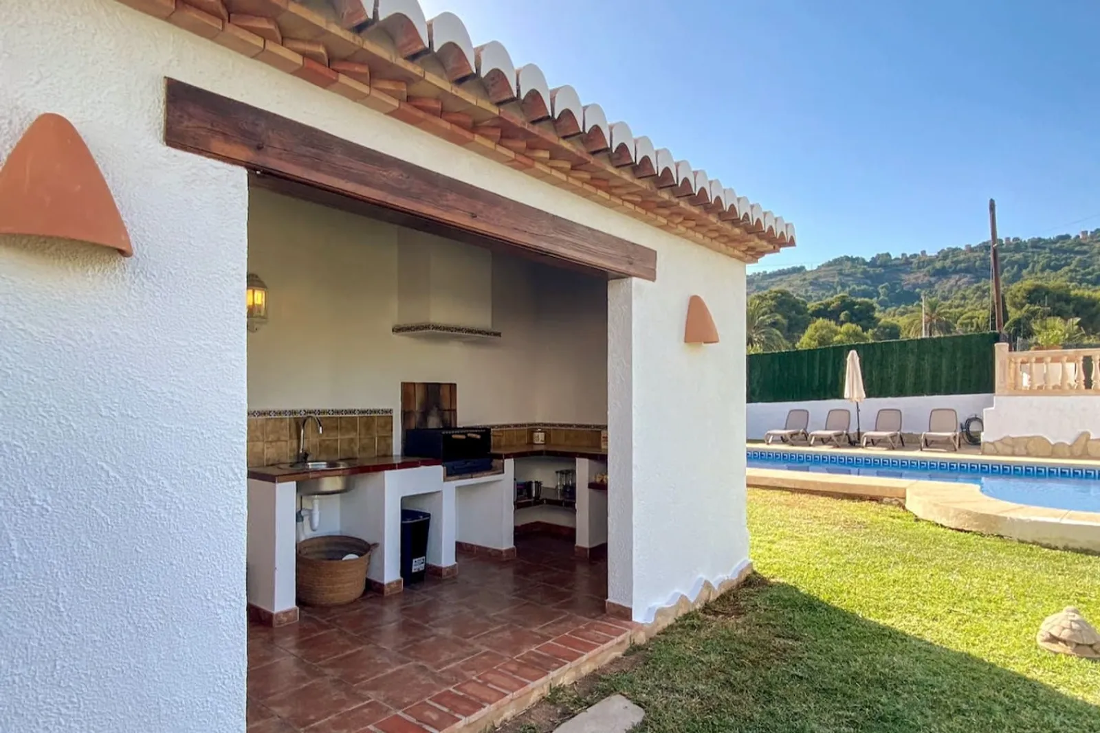 Comedor exterior y barbacoa de Villa La Renda